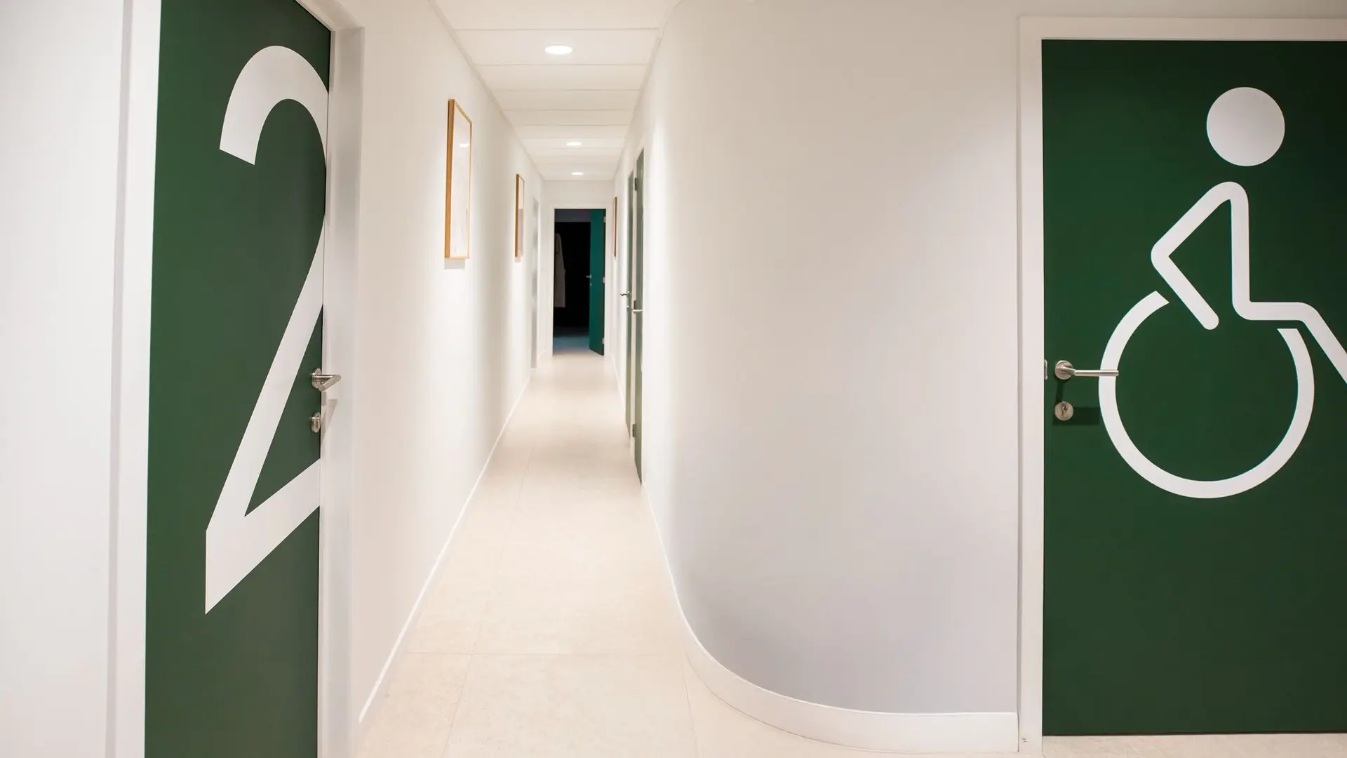 Couloir d'accès aux cabinets de l'Espace 71